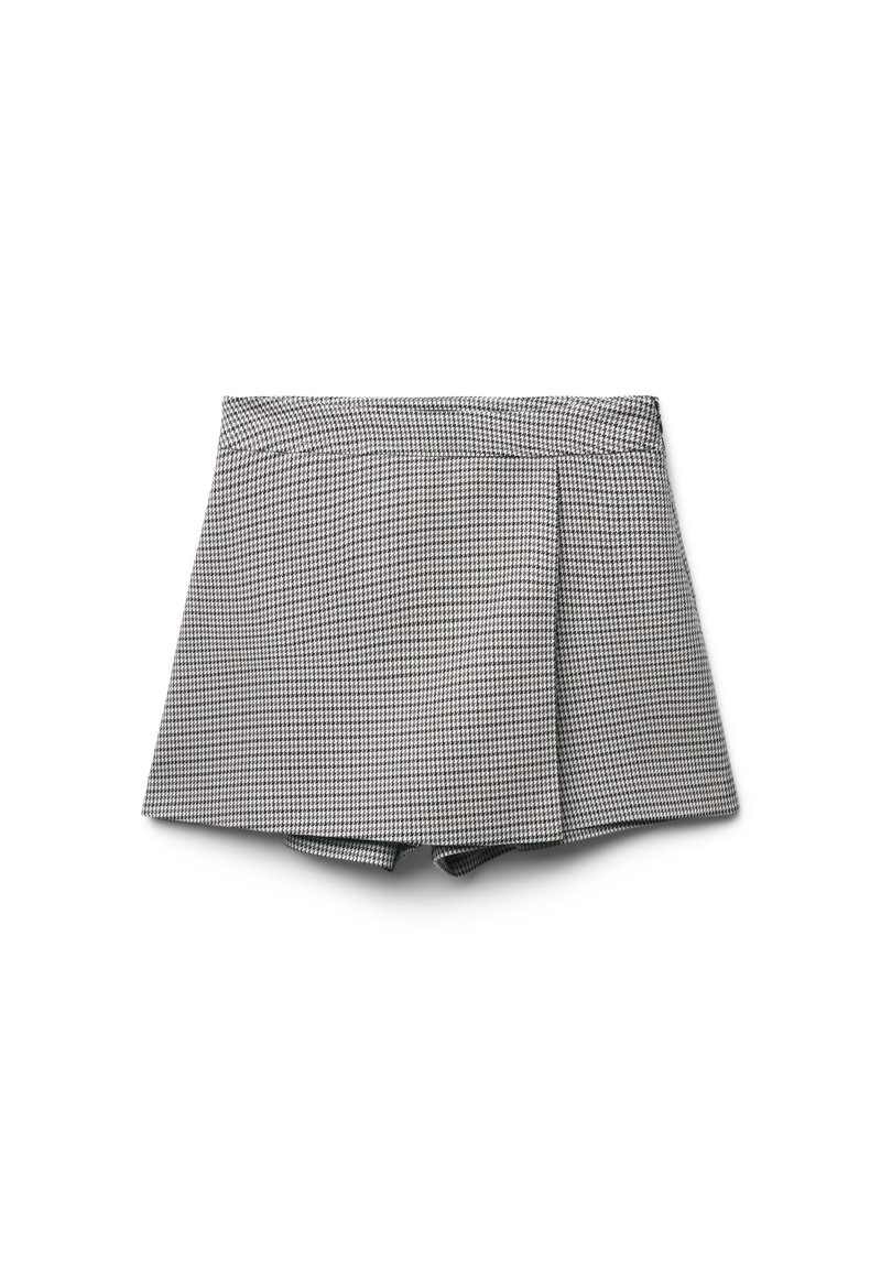 Pantaloni corti in bianco e nero con motivo houndstooth, design plissettato, vita strutturata e texture liscia.