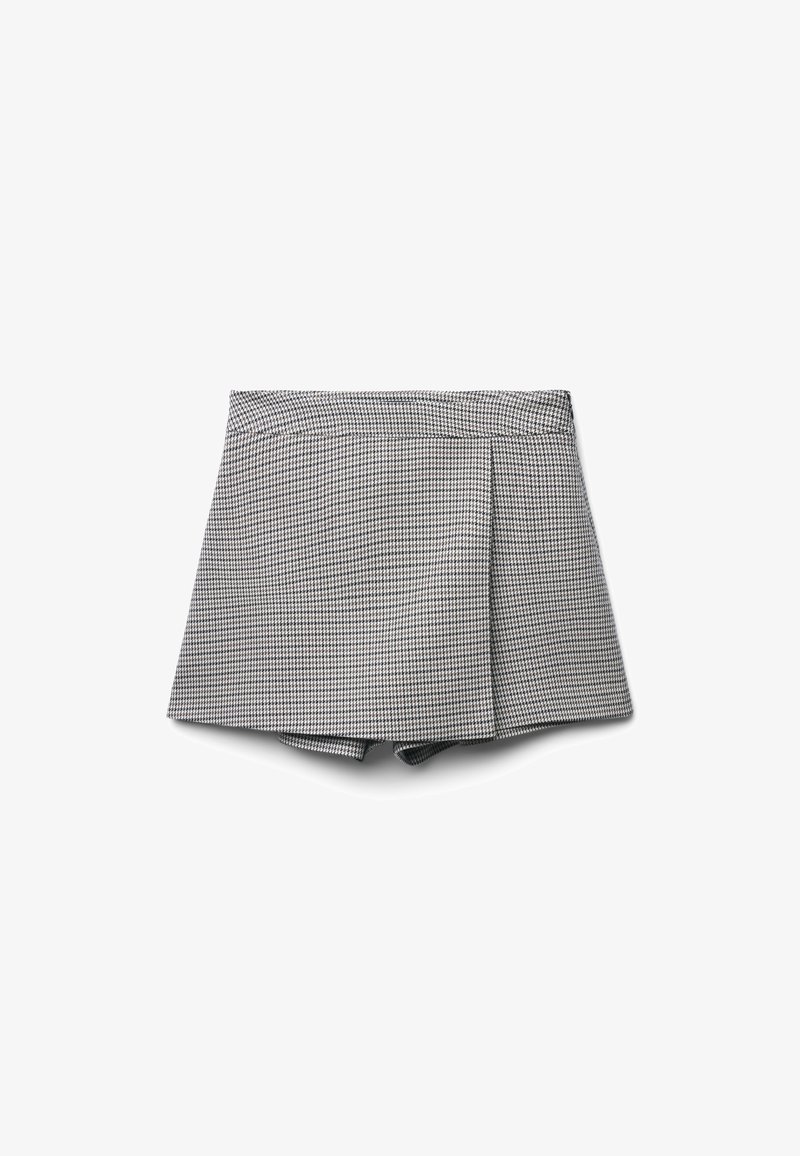 Pantaloni corti in bianco e nero con motivo houndstooth, design plissettato, vita strutturata e texture liscia.