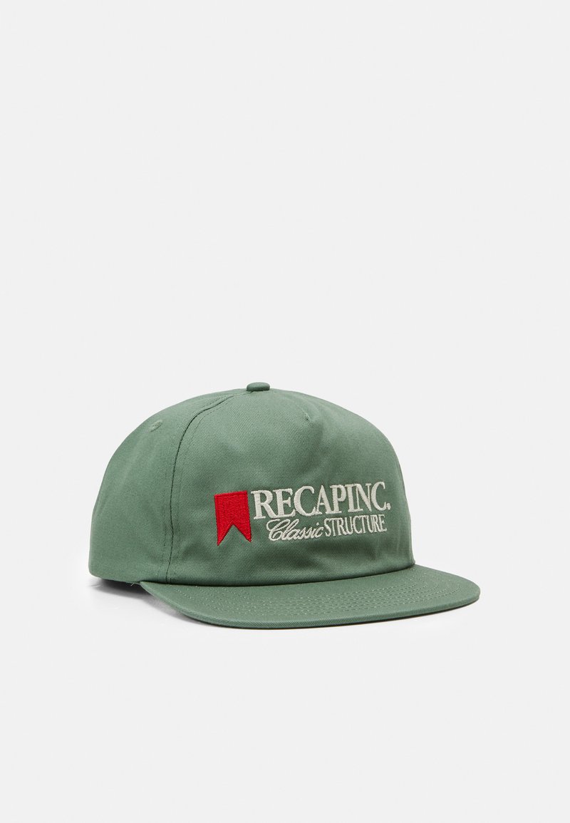 Grønn bomullslue med flat brem, med et rødt emblem og hvit broderi med teksten: "RECAPPINC. Classic STRUCTURE."