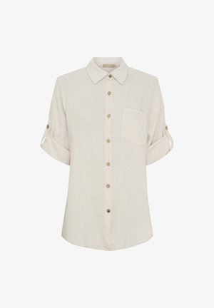 Lys beige linned skjorte med knaplukning foran, korte opsmøgede ærmer, brystlomme og rund søm. Holdbare knapper fremhæver lukningen.