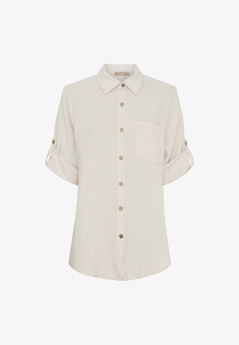 Lys beige linned skjorte med knaplukning foran, korte opsmøgede ærmer, brystlomme og rund søm. Holdbare knapper fremhæver lukningen.