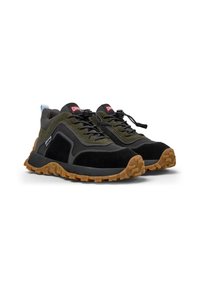 Sneaker nere e verde oliva con suola in gomma, dettagli in suede, pannelli testurizzati e lacci elastici; presenta un linguetta sul tallone di colore azzurro chiaro.
