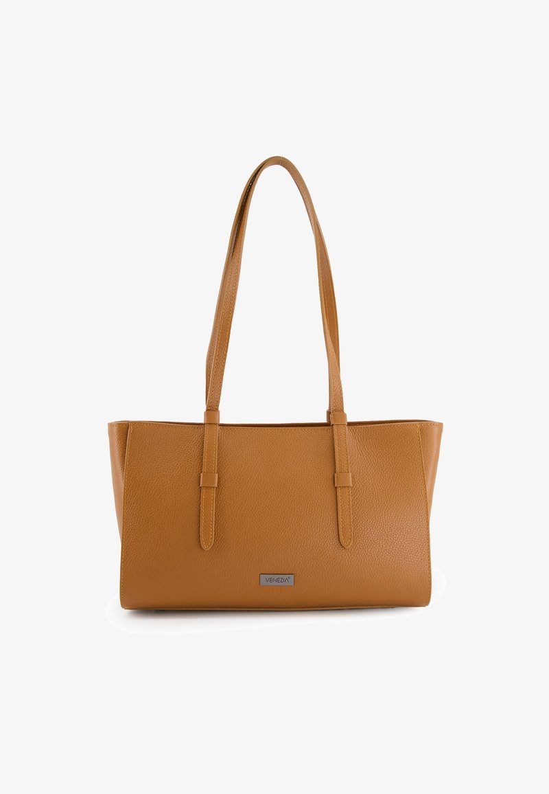 Tan leren tote bag met twee lange banden, gladde textuur, rechthoekige vorm en een klein metalen logo aan de voorkant.