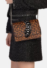 Borsa a stampa leopardata con chiusura gioiello nera e tracolla a catena argentata, realizzata in pelle liscia con finitura strutturata.