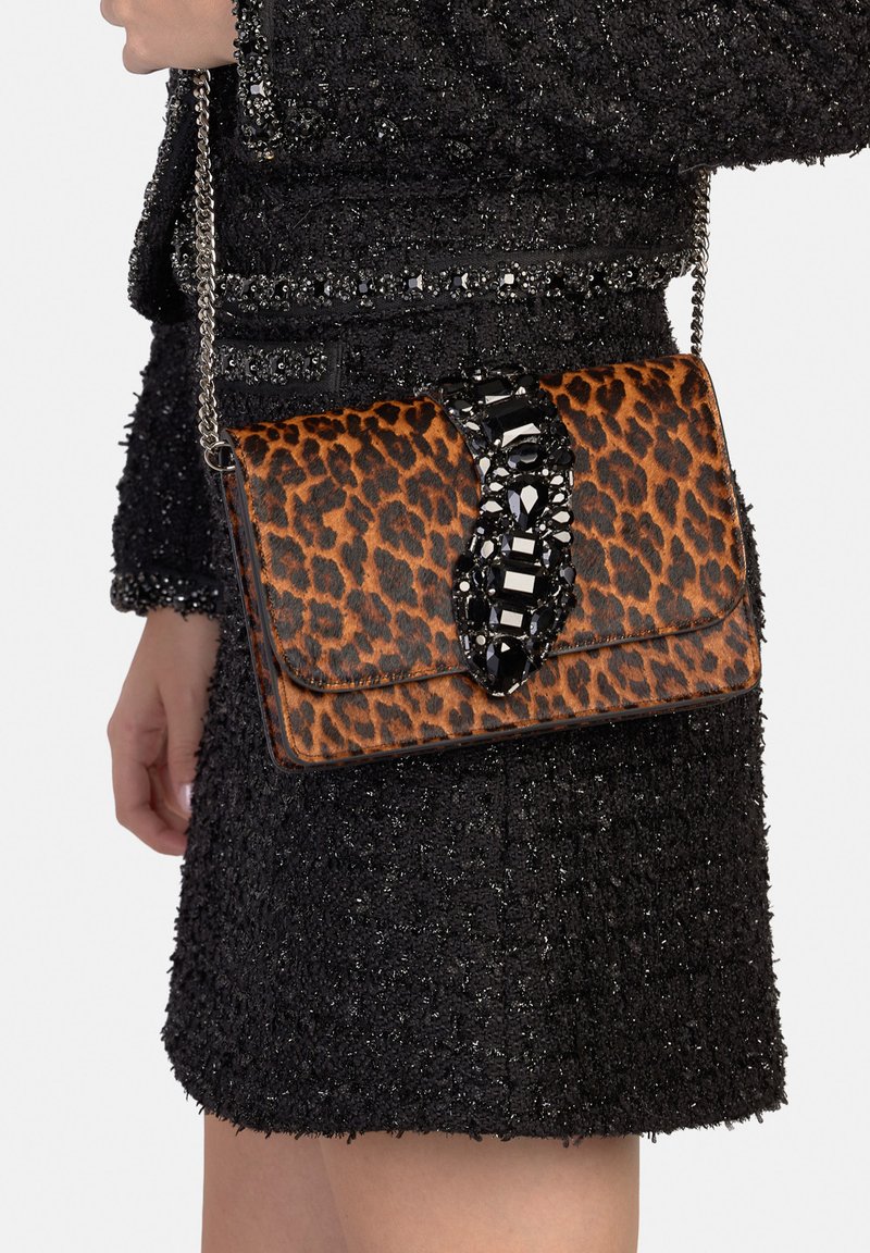 Borsa a stampa leopardata con chiusura gioiello nera e tracolla a catena argentata, realizzata in pelle liscia con finitura strutturata.