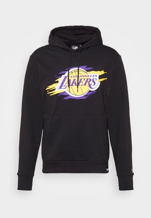 Czarna bluza z kapturem z przednią kieszenią i logo Los Angeles Lakers przedstawiającym żółtą piłkę do koszykówki oraz fioletowe i żółte pociągnięcia pędzlem.