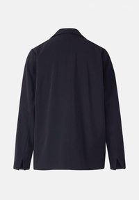 Blazer bleu marine foncé à manches longues avec col cranté, vu de dos sur un fond blanc uni.