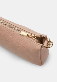 Pochette in pelle color rosa tenue con superficie texture, zip dorata e un dettaglio in metallo dorato sul lato per l'attacco di una tracolla o un portachiavi.