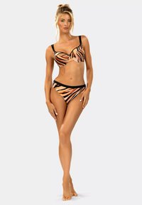Biustonosz i bikini w pomarańczowe i czarne paski w stylu tygrysa. Miękka tkanina z wsparciem pod biustem. Spodnie w wysokim stanie z czarnym wykończeniem.