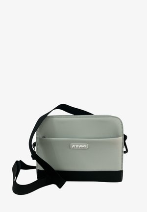 Borse a tracolla grigia e nera con una texture liscia, dotata di tasca frontale, tracolla regolabile e logo sulla parte anteriore.