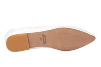 Zapato plano de cuero blanco con punta afilada, suela de goma y acentos en color tan. Estampado con "Hecho en España" y talla 37. Textura suave.