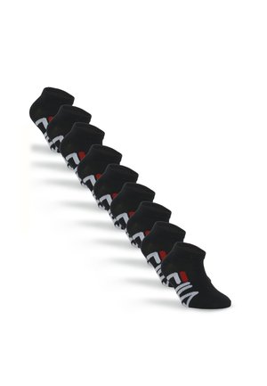 Acht Paar schwarze Sneakersocken mit weißem und rotem Logo, diagonal auf weißem Hintergrund angeordnet.