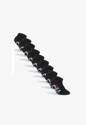 Acht Paar schwarze Sneakersocken mit weißem und rotem Logo, diagonal auf weißem Hintergrund angeordnet.