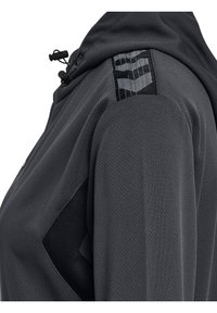 Mørkegrå tekstureret jakkeærme med sort ventilationspanel under armen og sort-hvidt mønstret lap på skulderen.