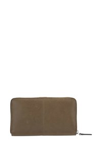 Rjava usnjena denarnica z gladko teksturo, pravokotno obliko in podrobnostmi šivov. Ima zadrgo vzdolž zgornje roba.