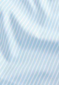 Svijetloplavi i bijeli prugasti materijal, glatke teksture, s izmjenom tankih i debelih pruga koje stvaraju valoviti uzorak.