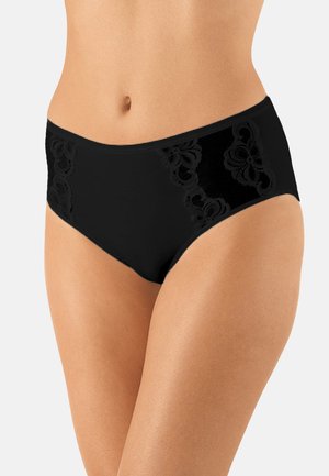 Schwarze Damenunterwäsche mit hohem Bund und floralen Spitzenpaneelen an den Hüften, getragen von einem Modell, das von der Mitte des Oberkörpers bis zu den oberen Oberschenkeln vor einem weißen Hintergrund gezeigt wird.