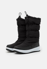 Sorte vinterstøvler med polstring og højt quiltet skaft, der har lynlås i siden, gummisål og kontrasterende hvid mellemsål.