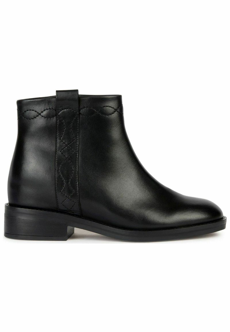 Bottines noires en cuir avec une finition lisse, des détails de couture subtils et un petit talon carré. Forme de orteil arrondie avec un panneau latéral élastique.