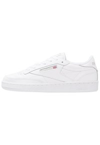 Baskets en cuir blanc à design bas, avec une semelle texturée, un embout perforé et des accents argentés subtils. Logo Reebok sur le côté.