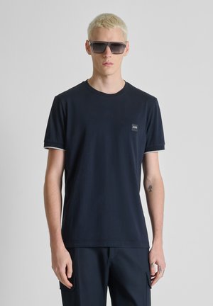 REGULAR FIT WITH STRIPED ON CUFFS AND LOGO PATCH ON SIDE - Camiseta básica - blue/grey