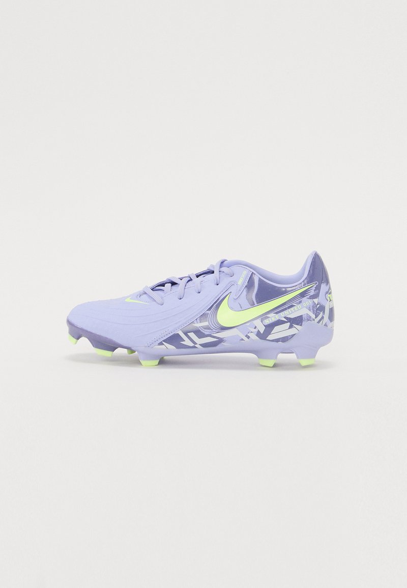 Lila focicipő strukturált felsőrésszel, élénk sárga Nike logóval és grafikai részletekkel. Formázott stoplis talp könnyű zöld színben.