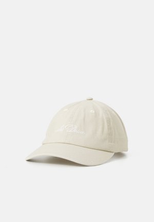 Beige Baumwoll-Baseballmütze mit weiß gesticktem "Les Deux"-Text auf der Vorderseite, präsentiert auf einem weißen Hintergrund.