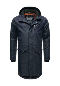 Giacca impermeabile di colore navy con cappuccio, chiusura con zip, diverse tasche frontali e dettagli arancioni a contrasto all'interno e nelle zip.