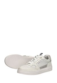 Witte leren sneaker met grijze accenten, geperforeerde neus, vlakke witte zool en marineblauw gestreept detail op de tong. Minimalistisch ontwerp.