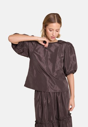 Mørkebrun, satenglansbluse med korte puffermer og rett design. Har en rund halslinning og en lett glans på stoffet.