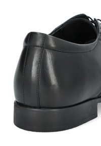 Czarna skórzana półbuty o gładkim wykończeniu, zaokrąglonym nosku i niskim obcasie. Posiadają detal wyszycia z tyłu oraz gumową podeszwę.