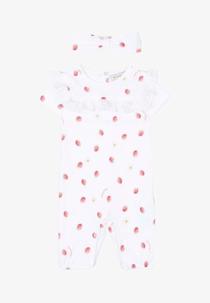 Witte baby romper met rood aardbeien- en klein bloemenpatroon, kanten ruches over de borst en bijpassende hoofdband.