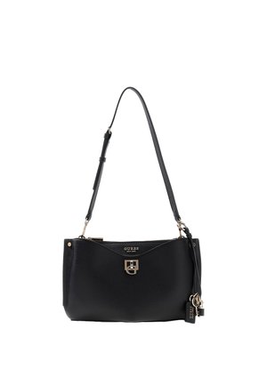 Sac d'épaule noir Guess avec sangle ajustable, fermoir argenté et détail d'étiquette de marque suspendu sur le côté droit.