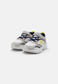 Scarpe da ginnastica grigie, bianche e blu navy con accenti gialli. Presentano un colletto imbottito, chiusura con lacci e suola in gomma testurizzata.