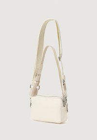 Lille hvid taske med lynlås, glat tekstur og justerbar skulderrem med prægede mærker. Sølvhardware detaljer.