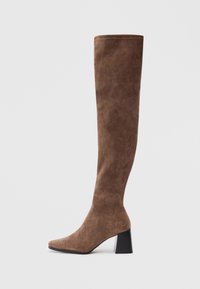 Bruna över knäna stövlar i mjukt mocka med spetsig tå och en kraftig svart klack. Designen har sömlös sömnad för en snygg look.