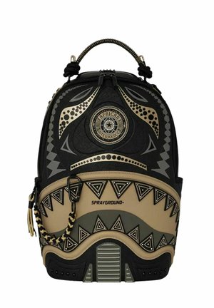 Zaino nero e marrone con motivi tribali, emblema circolare "African Intelligence", disegni triangolari e logo "Sprayground" sulla tasca frontale.