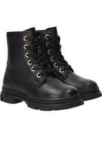 Zwarte leren enkellaarzen met een gestructureerde afwerking, gouden veterogen en zwarte veters. Stevige rubberen zool met een robuust loopvlak.