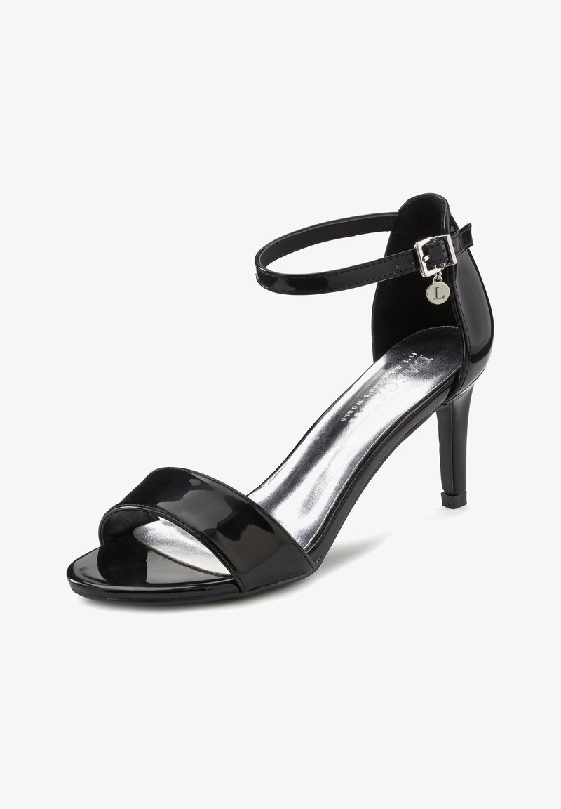 Sandale à talons hauts en cuir verni noir avec bride à la cheville, boucle argentée et bout ouvert, sur fond blanc uni.