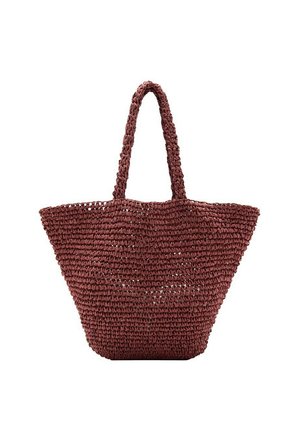 Bolsa tote de color rojo intenso tejida, con base ancha y dos asas largas, hecha de material trenzado grueso.