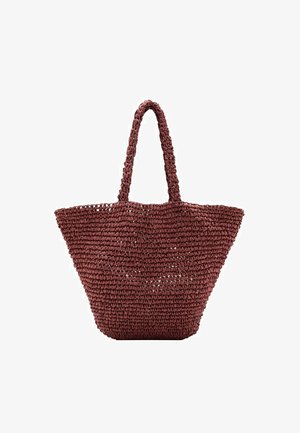 Sac cabas tissé rouge profond avec une base large et deux longues poignées, fabriqué en matériau tressé épais.