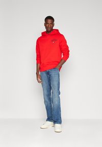 Tommy Hilfiger ARCHED VARSITY HOODY - Felpa - fierce red
