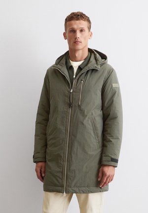 Olivengrønn isolert parka med glidelås foran, justerbar hette og sidelommer. Har en teksturert stoff og kontrasterende svarte detaljer.
