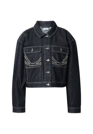 Chaqueta corta de mezclilla oscura con botones plateados, dos bolsillos delanteros con solapa y detalles de costura blanca en los bolsillos y las costuras.