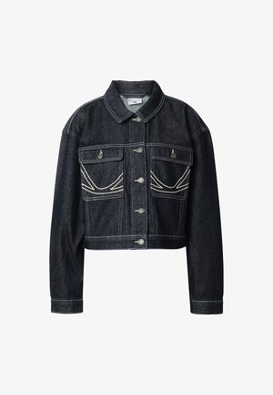 Jachetă scurtă din denim închis la culoare, cu nasturi argintii, două buzunare frontale cu clapetă și detalii albe cusute pe buzunare și cusături.