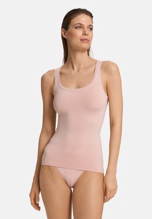 Lichtroze tanktop met brede bandjes en een getailleerd silhouet, gemaakt van soepele, rekbare stof. Het ontwerp heeft een ronde halslijn.