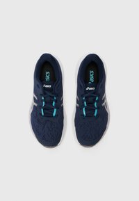 Baskets de course navy avec un dessus en maille texturée, des accents argentés, des lacets turquoises et une semelle blanche rembourrée.
