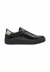 Sneaker in vernice nera con superficie testurizzata, suola piatta nera, punta rotonda e occhielli in tono oro. Accento metallico sul tallone.