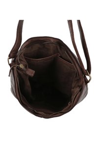 Braune Lederhandtasche mit strukturierter Oberfläche. Das Innere ist mit einem dunklen Stofffutter ausgestattet und verfügt über einen Reißverschluss sowie mehrere Fächer zur Organisation.