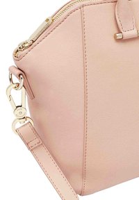Blush roze leren handtas met gouden rits, gemarkeerde rits trekker en afneembare riem haak.